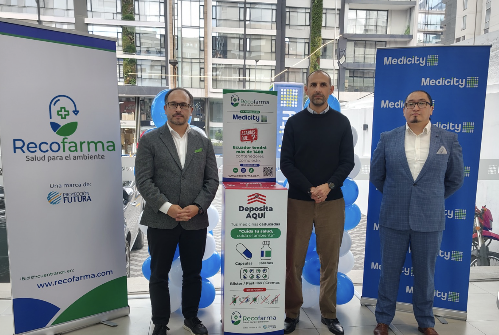 Pablo Macías, Gerente General de Proyección Futura; José Ricaurte, Vicepresidente de Ejecutivo de Farmaenlace y Juan Carlos Cachott jefe de Seguridad, Salud Ocupacional y Ambiente de Medicity.