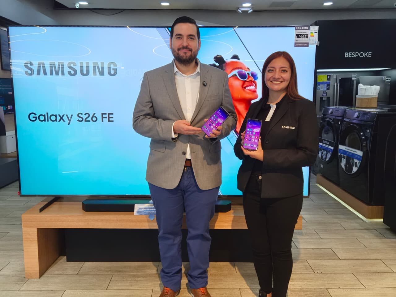 Representantes de Samsung presentan el Galaxy S26 FE durante una sesión práctica en Ecuador