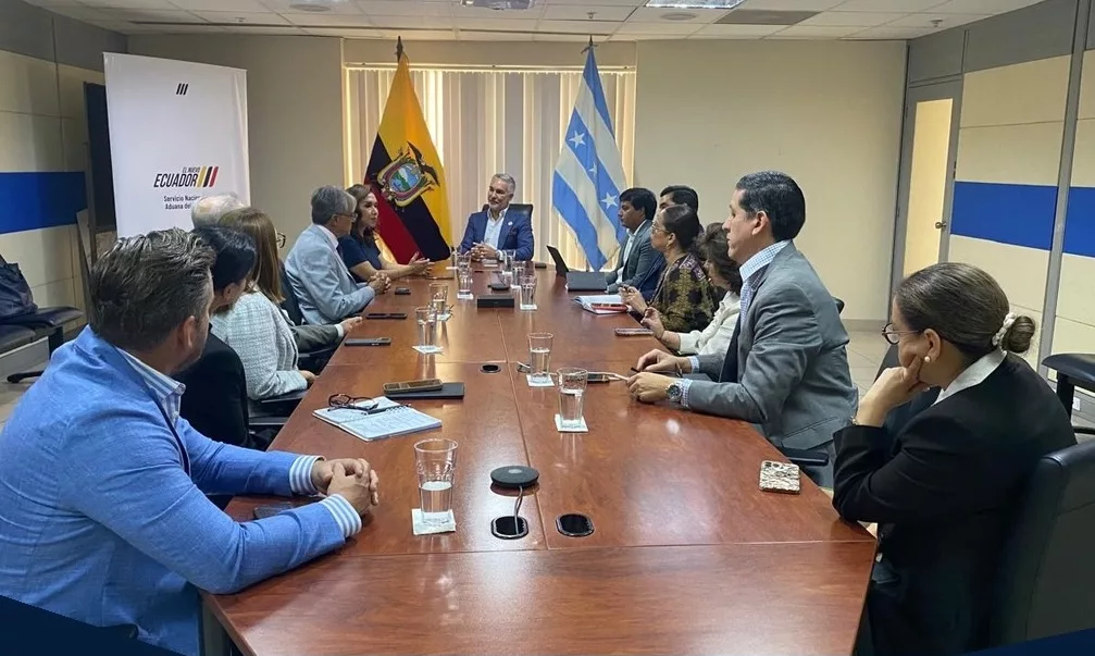Representantes del SENAE y FEDA reunidos en una mesa de trabajo sobre gestión aduanera