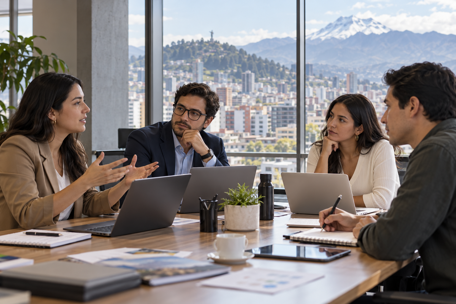 Equipo de comunicación reunido en una oficina con vista a Quito; imagen ilustrativa generada con IA