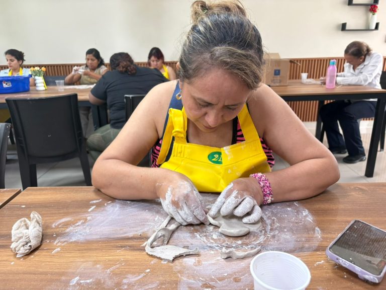 Participante trabaja con arcilla durante un taller del Centro Formativo de Desarrollo de Talentos de Guayaquil